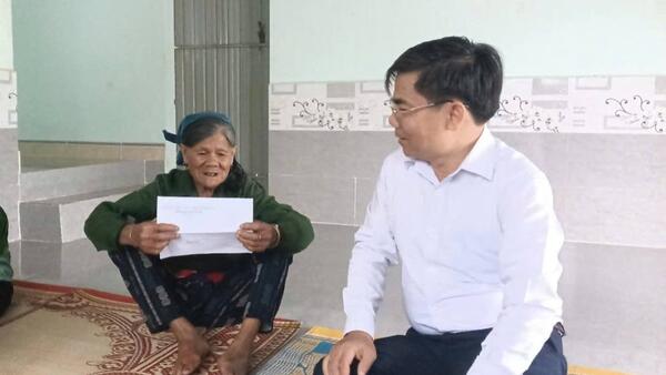 Xã Ngọc Linh tổ chức các đoàn đến thăm, tặng quà các đối tượng chính sách nhân dịp 78 năm Ngày Thương binh liệt sĩ 27/7/1947 - 27/7/2025
