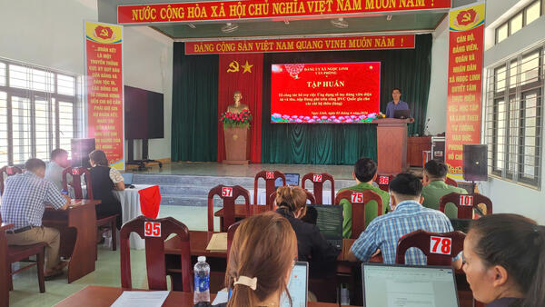 Văn phòng Đảng ủy xã Ngọc Linh tổ chức tập huấn Tổ công tác hỗ trợ cài đặt ứng dụng Sổ tay đảng viên, hướng dẫn sinh hoạt chi bộ trên môi trường số; các thức thu, nộp đảng phí trên cổng Dịch vụ công Quốc gia cho các chi bộ thôn, làng trên địa bàn xã