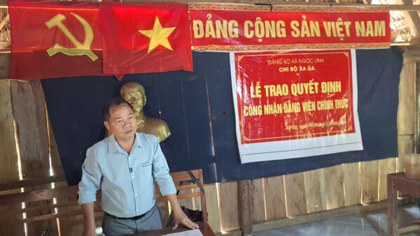Đồng chí Phó Bí thư Thường trực Đảng ủy xã dự Lễ kết nạp đảng viên mới và trao quyết định công nhận đảng viên chính thức