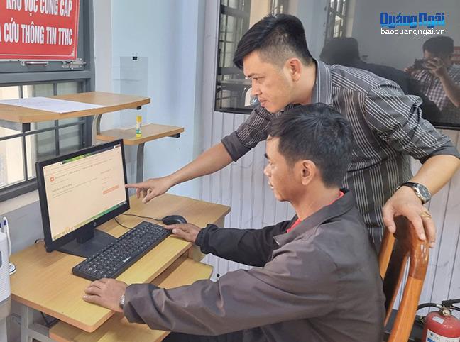 Cán bộ Trung tâm Phục vụ hành chính công xã Kon Đào hỗ trợ người dân giải quyết thủ tục hành chính trực tuyến. Ảnh: HOÀNG LỘC