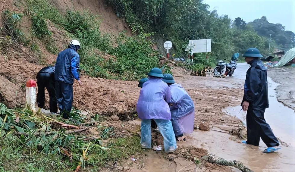 Xã Ngọc Linh đã cử cán bộ và lực lượng dân quân xuống tất cả các thôn hỗ trợ người dân khắc phục sạt lở trên các đường liên thôn. (Ảnh: Ngọc Chí)