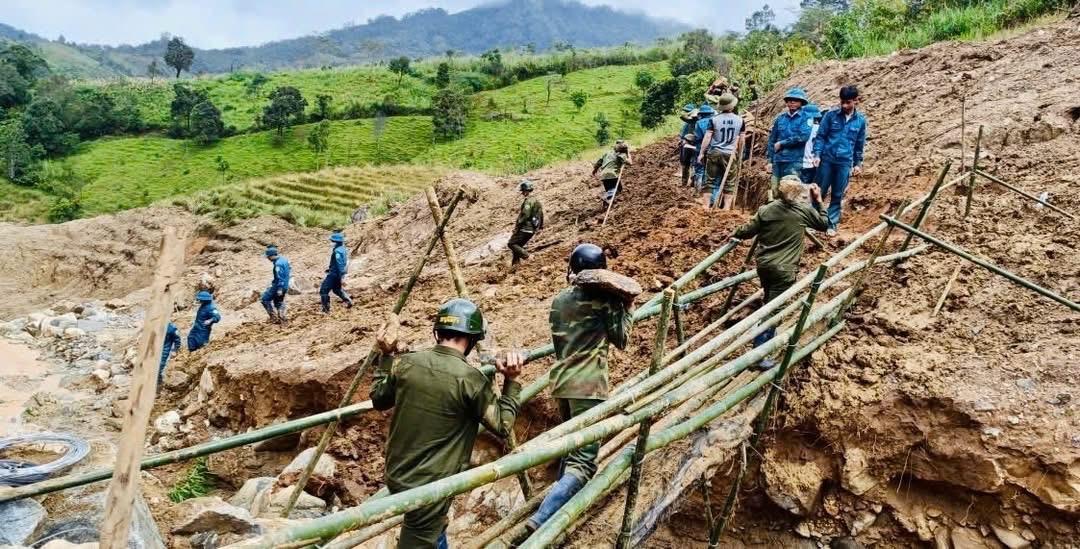 Các lực lượng xã Ngọc Linh và đồng bào DTTS mở đường, làm cầu tạm vào 5 thôn bị cô lập do sạt lở núi. (Ảnh: Ngọc Chí) Các lực lượng xã Ngọc Linh và đồng bào DTTS mở đường, làm cầu tạm vào 5 thôn bị cô lập do sạt lở núi. (Ảnh: Ngọc Chí)