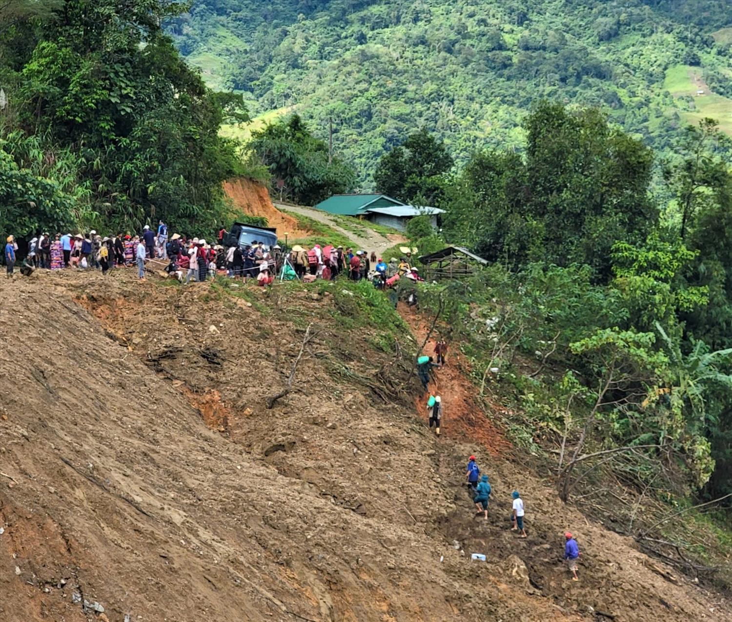Hàng trăm cán cán bộ, người dân ở xã Ngọc Linh gùi lương thực, nhu yếu phẩm băng qua các điểm sạt lở để tiếp tế cho 1.700 nhân khẩu ở 5 thôn bị cô lập. (Ảnh: Ngọc Chí) Hàng trăm cán cán bộ, người dân ở xã Ngọc Linh gùi lương thực, nhu yếu phẩm băng qua các điểm sạt lở để tiếp tế cho 1.700 nhân khẩu ở 5 thôn bị cô lập. (Ảnh: Ngọc Chí)