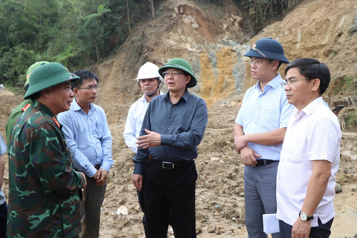 Phó Thủ tướng Chính phủ Hồ Quốc Dũng kiểm tra thực tế điểm sạt lở tại thôn Làng Mới, xã Ngọc Linh. (Ảnh: Ngọc Chí) Phó Thủ tướng Chính phủ Hồ Quốc Dũng kiểm tra thực tế điểm sạt lở tại thôn Làng Mới, xã Ngọc Linh. (Ảnh: Ngọc Chí)